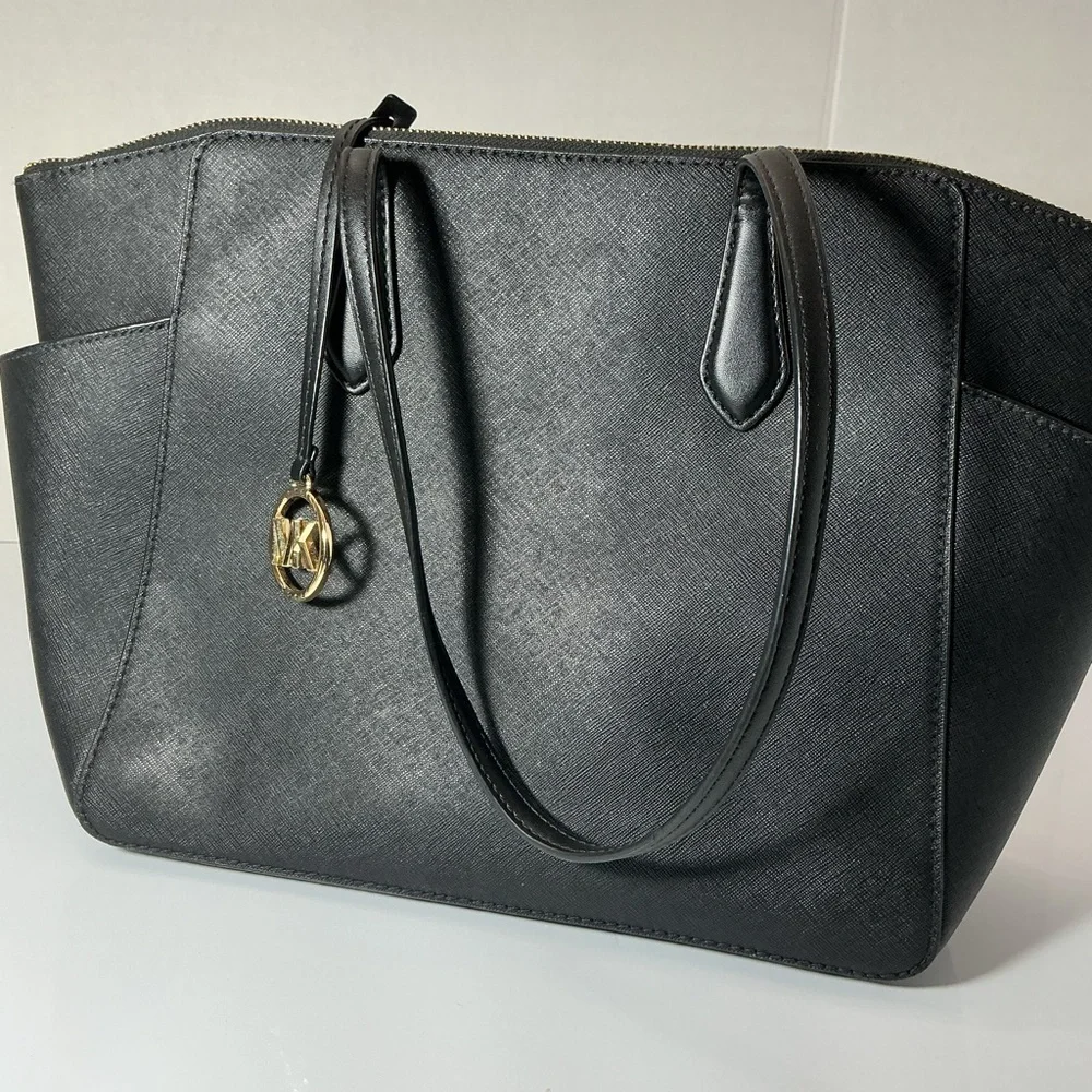 Michael Kors
Charlotte Large Saffiano Leather Top-Zip Tote Bag used - Picture 5 of 6